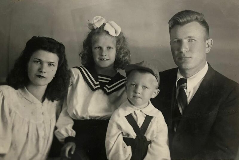 Файл:Подгорный М.В. с семьей, 1952 год.jpg