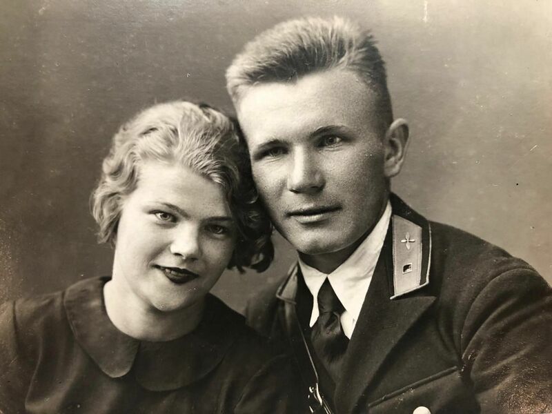 Файл:Подгорный М.В. с женой. Туркмения, 1942 год.jpg
